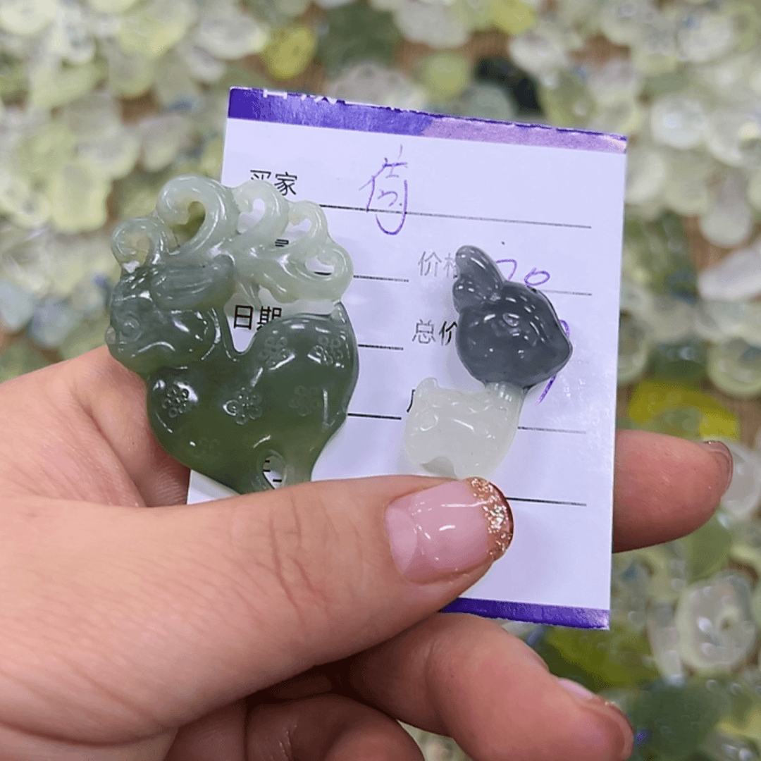 【闪购商品】蛇纹石玉吊坠合金倚**酌