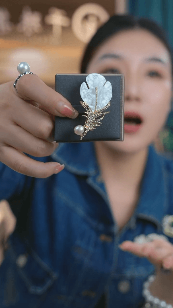 【闪购商品】淡水珍珠胸饰合金羽毛胸针