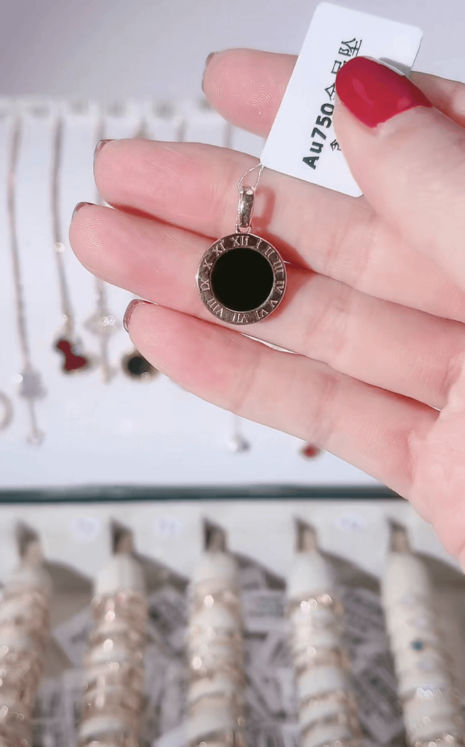 18k金吊坠 黑白饼1.9克