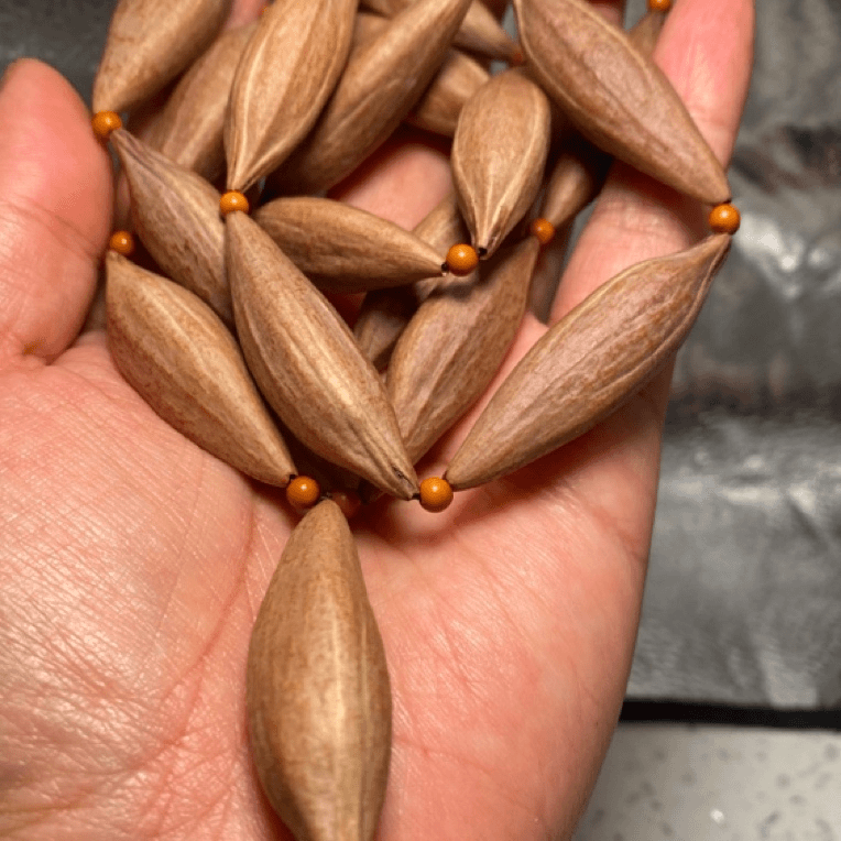 苏工核雕细长柳叶素串，8年老籽，核色红润，立体感十足，尺寸1。35