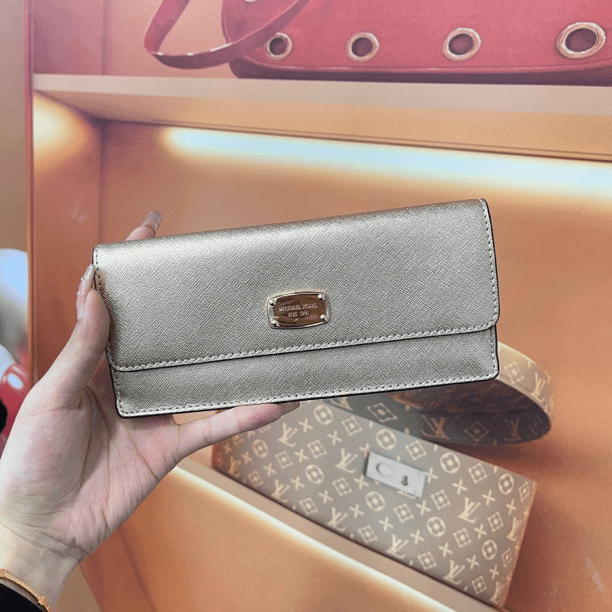 95新 MICHAELKORS/迈克高仕 淡金色高颜值 十字纹长款钱包