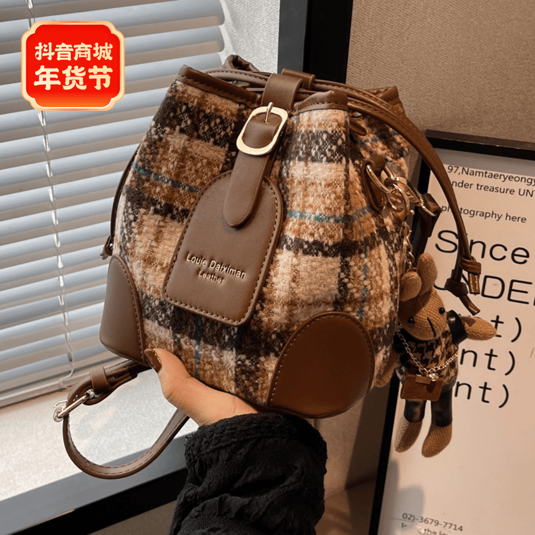 高级感百搭斜挎水桶单肩小包包女2024新款潮格纹爆款通勤手提女包