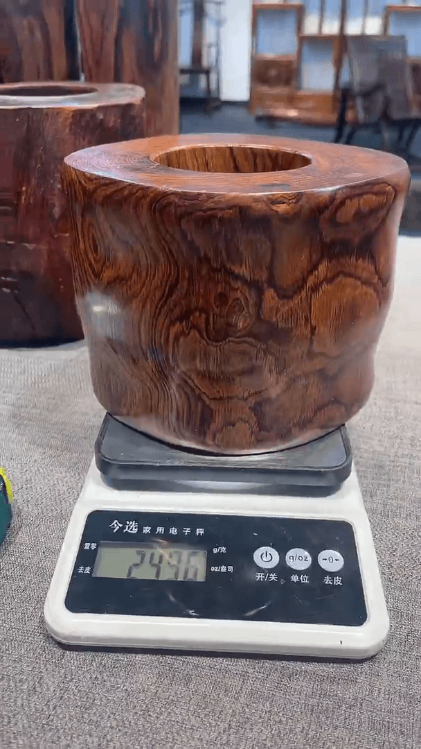 【闪购商品】黄花梨根雕谭*林笔筒