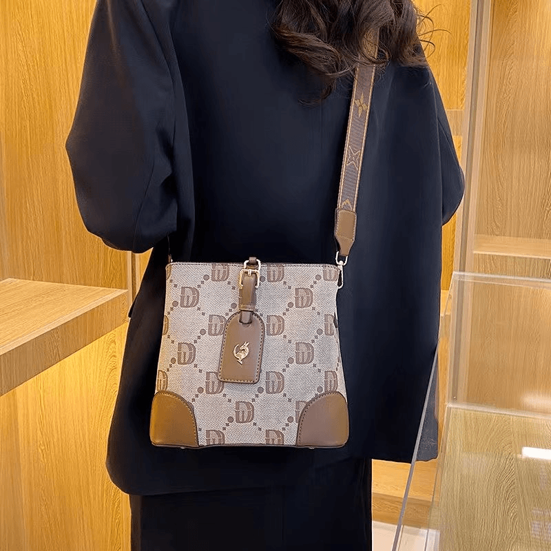 网红新款高级感女士新款潮时尚单肩斜挎包小众设计宽带水桶包包