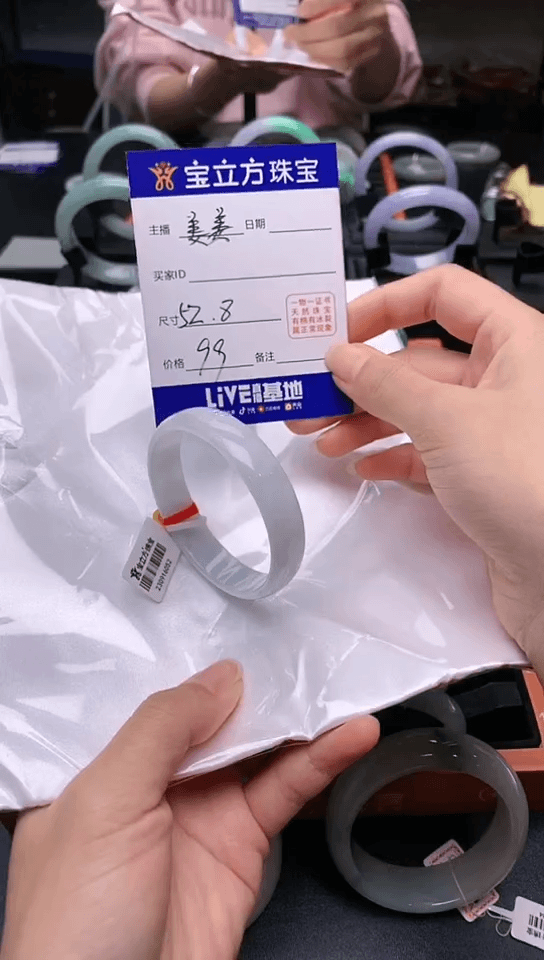 【闪购商品】翡翠手镯未镶嵌52-53圈公主镯