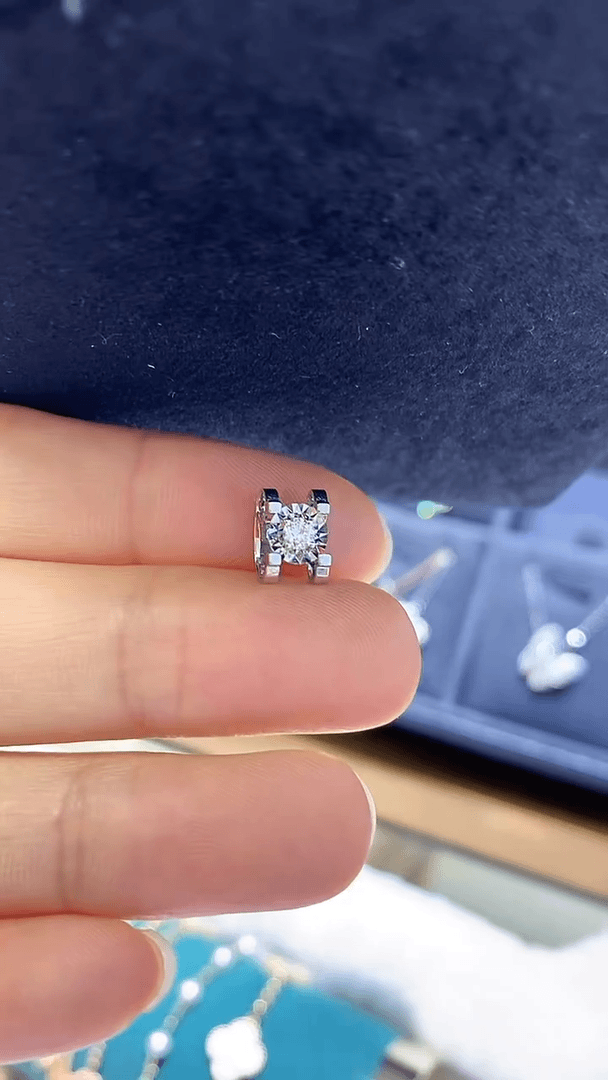 【闪购商品】钻石吊坠(不含链)18K金镶嵌10分牛头吊坠（K白）