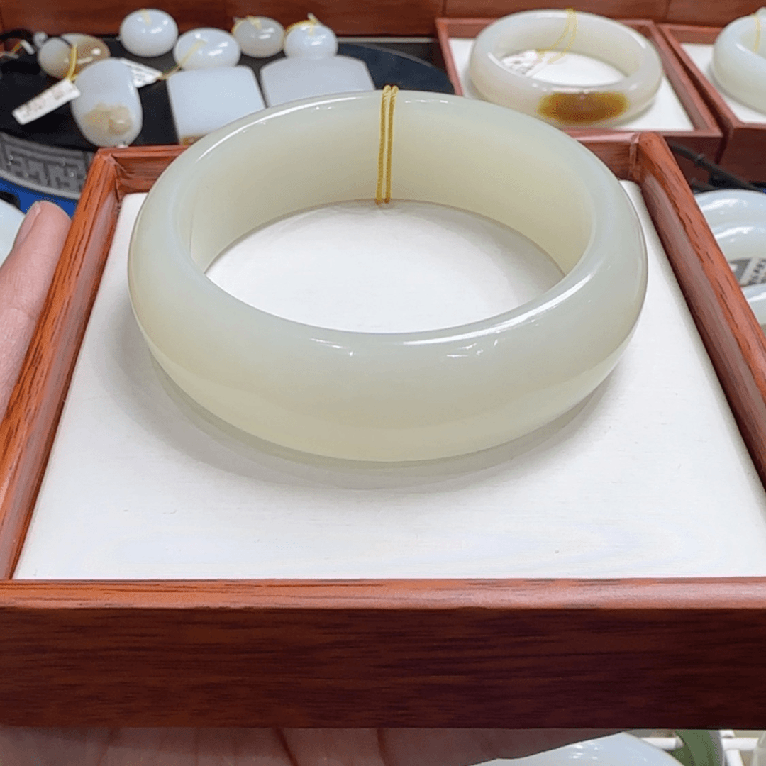 【闪购商品】和田玉手镯未镶嵌白***?暖白55.8