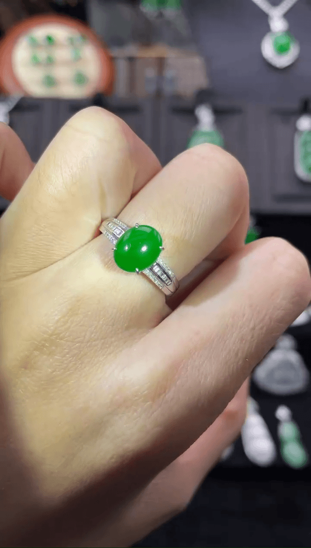 【闪购商品】翡翠戒指18K金镶嵌高冰阳绿蛋面戒指