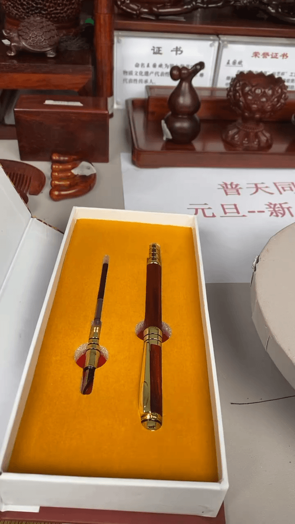 【闪购商品】紫檀木类端景台签字笔