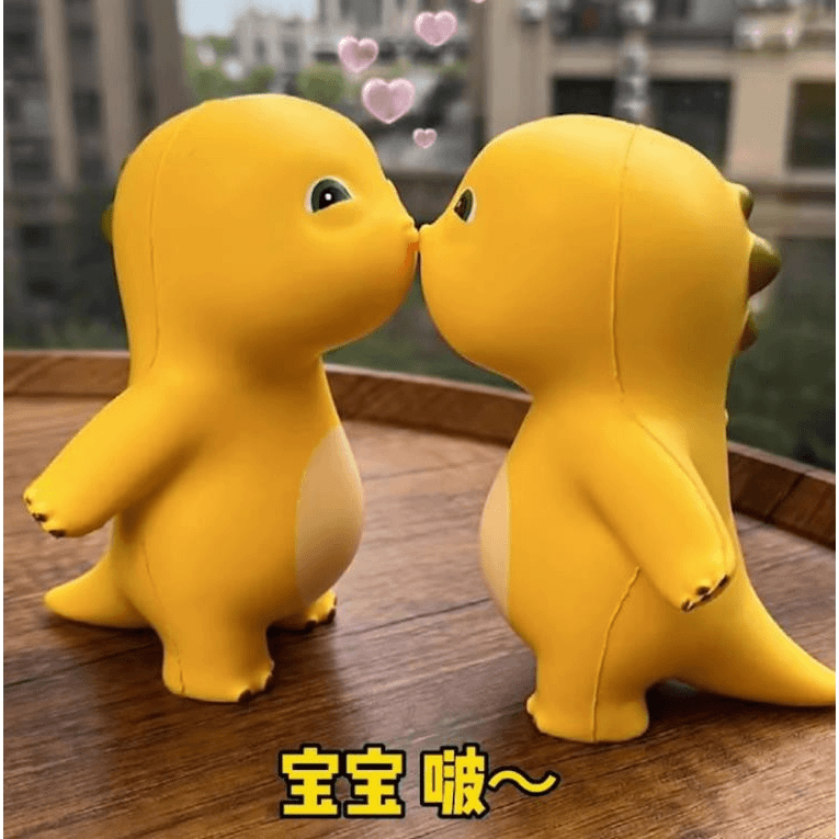 亲嘴小奶龙捏捏乐慢回弹网袋装奶龙解压神器发泄情侣玩偶手办摆件