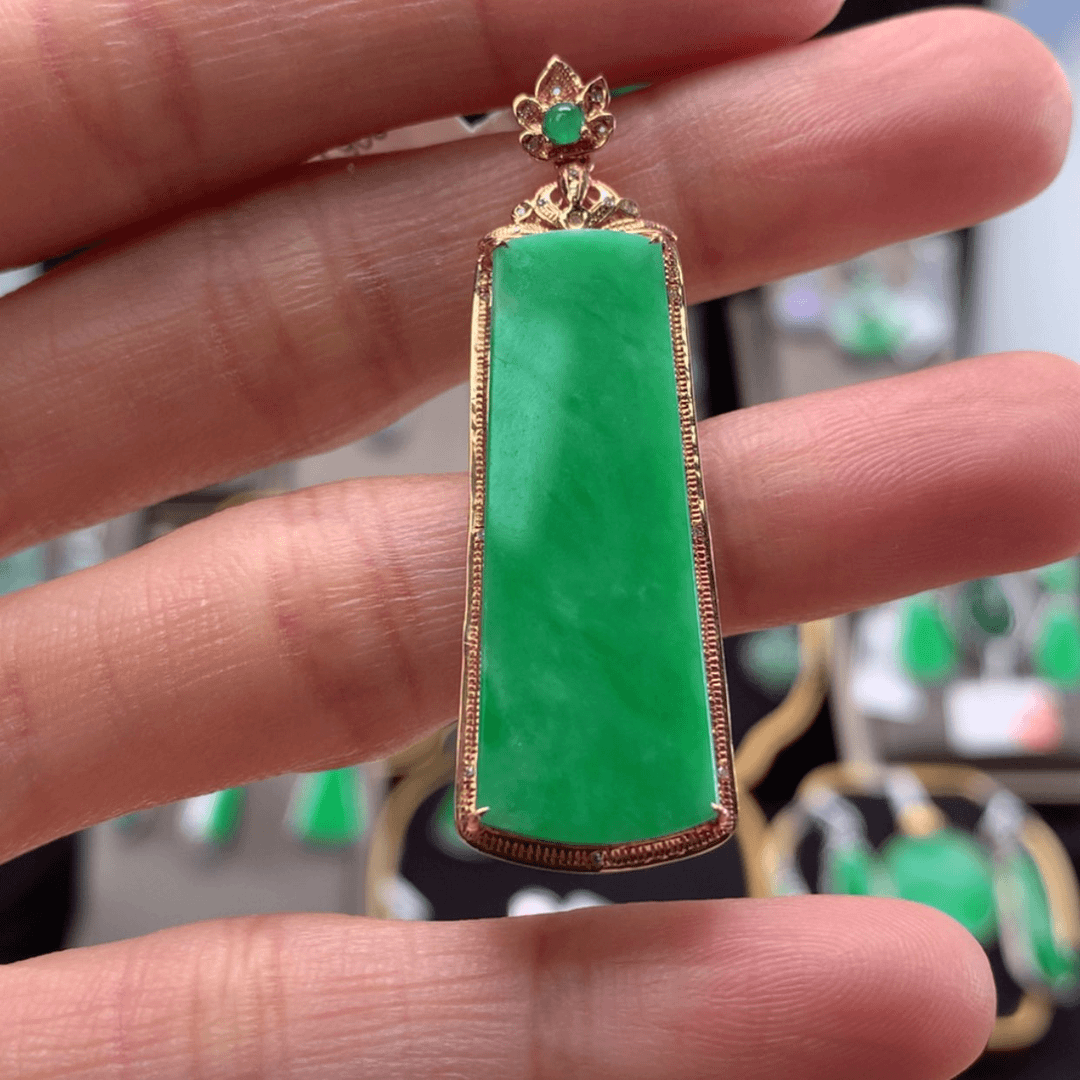 【闪购商品】翡翠颈饰18K金镶嵌明****?