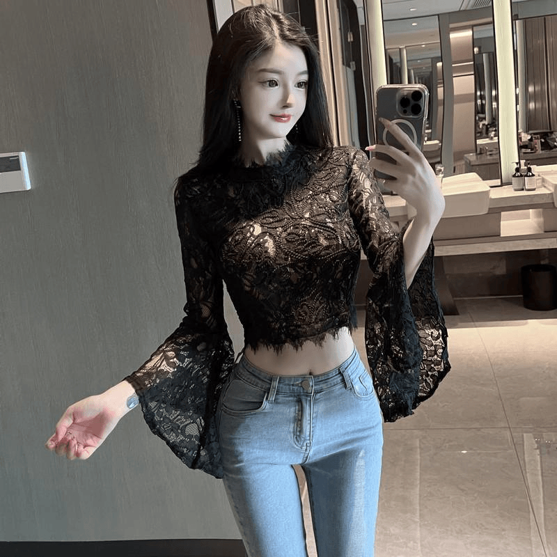 立体镂空蕾丝衫女神范小心机洋气喇叭袖心机透视短款洋气长袖上衣