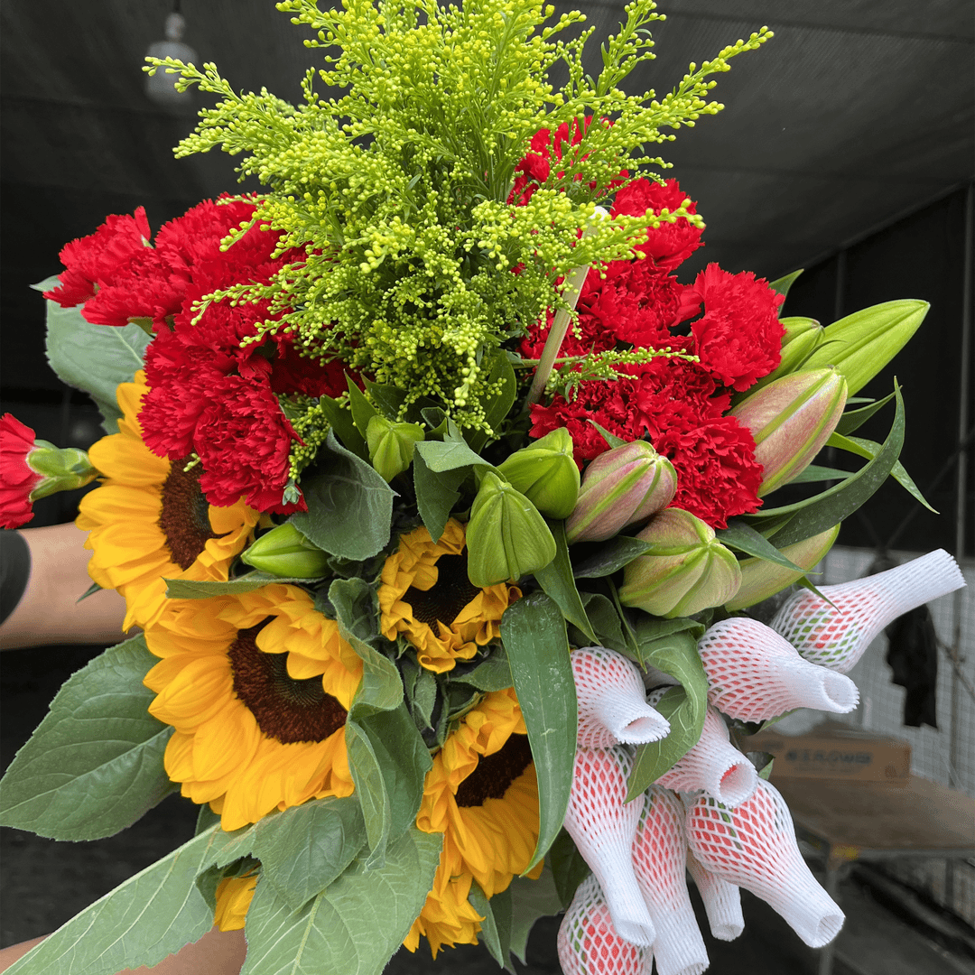 玫瑰10支+百合10花苞+康乃馨10支+向日葵3支+配草1扎【云南鲜切花】