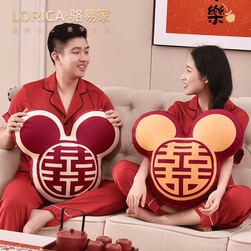 骆易家结婚抱枕一对喜字压床娃娃新款婚庆公仔婚房装饰非你莫属