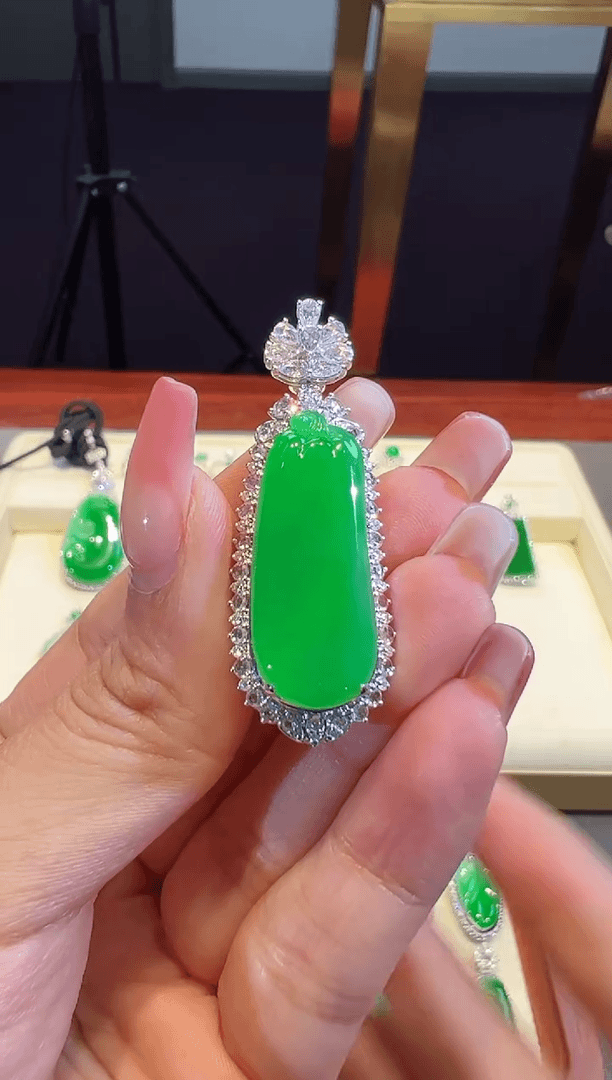 【闪购商品】翡翠吊坠(不含链)18K金镶嵌阳绿福瓜