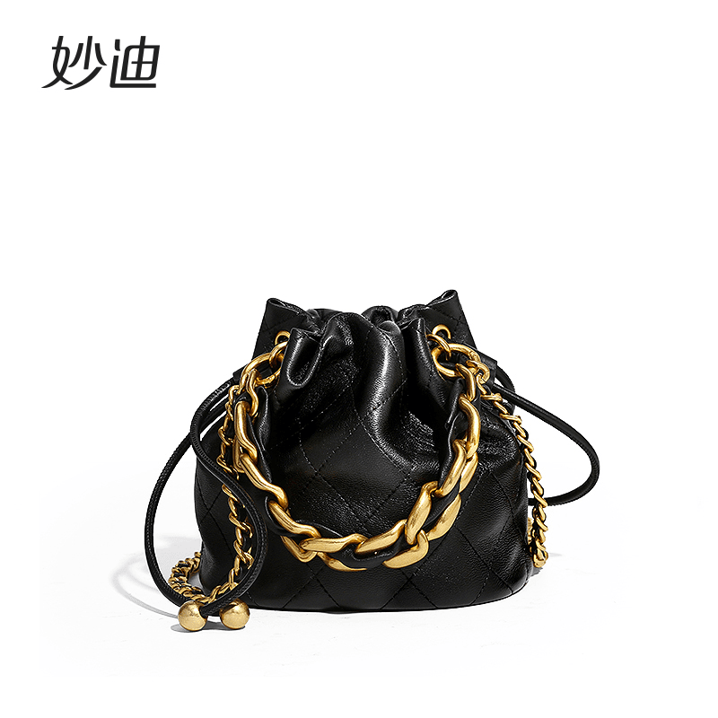 妙迪2023新款羊皮黑金链条水桶包高级感小香风单肩斜挎包女8397T