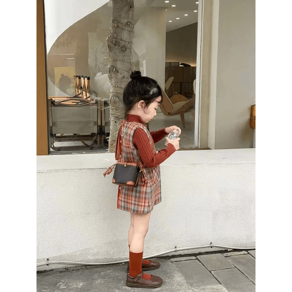 韩版童装女童背心裙2023秋冬季新款女孩时髦可爱彩色格子背连衣裙
