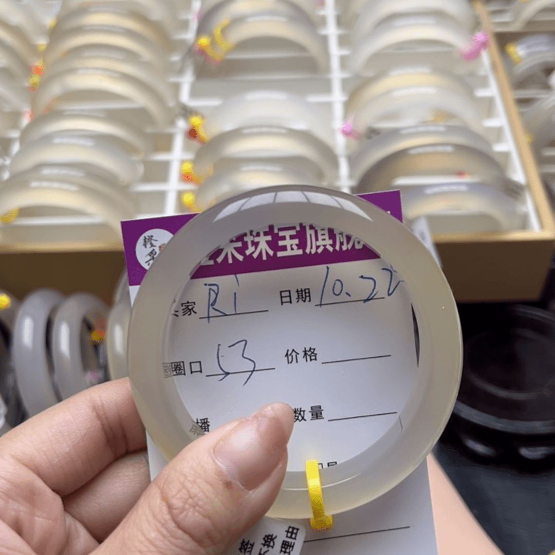【闪购商品】玛瑙/玉髓手镯未镶嵌R***w