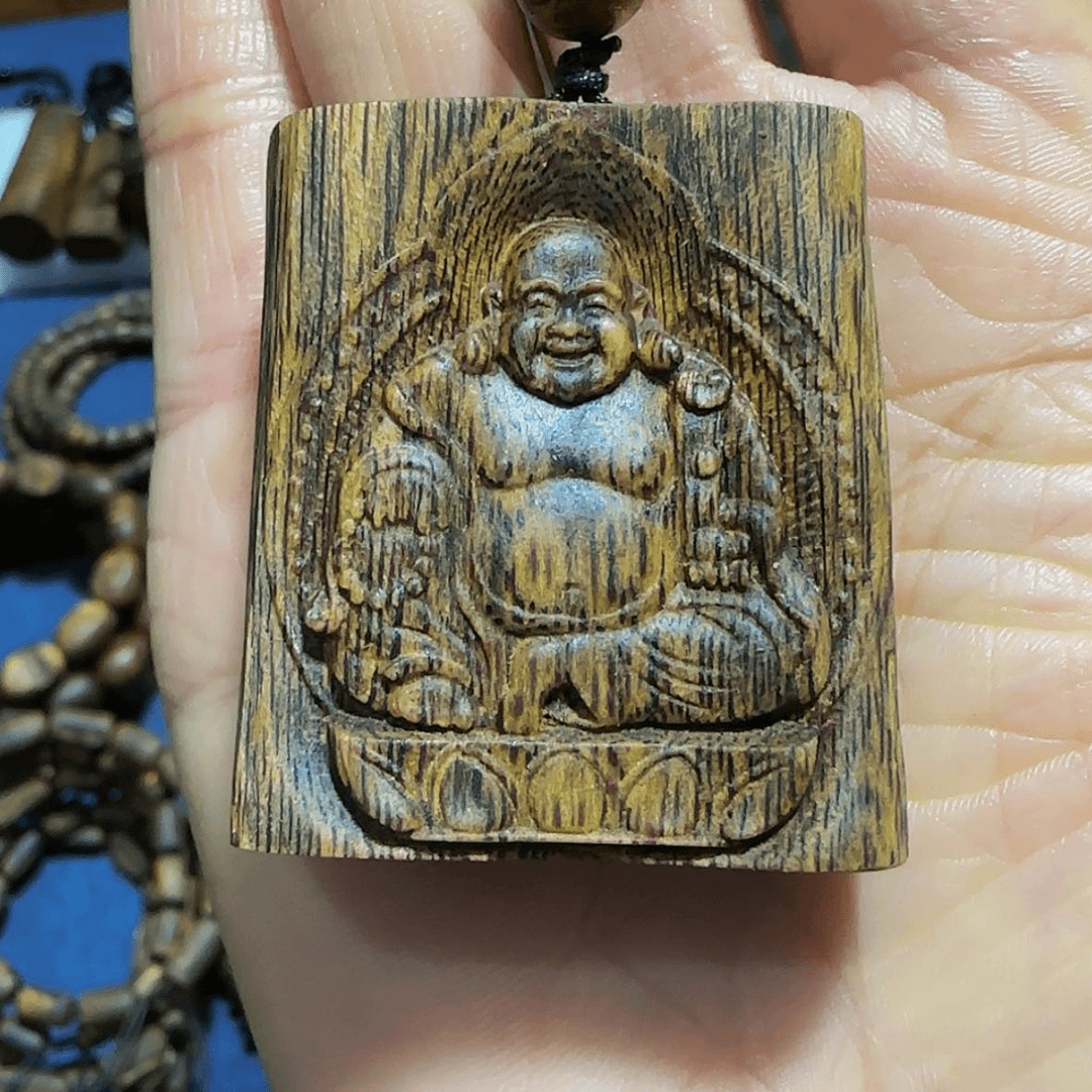 【闪购商品】沉香吊坠蜜*总白奇乌身雕刻牌子带绳19.7克