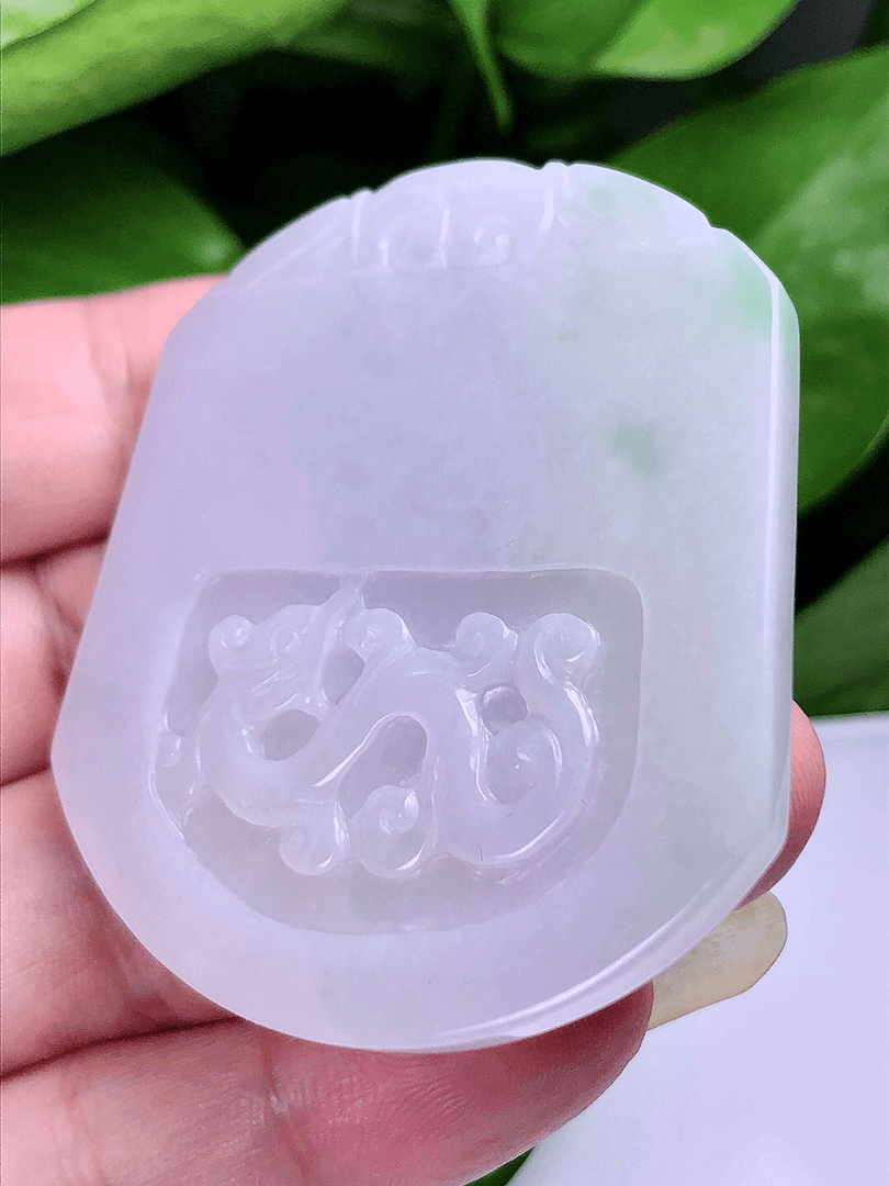 缅甸天然翡翠A货，冰润淡春彩仿古龙无事牌吊坠挂件