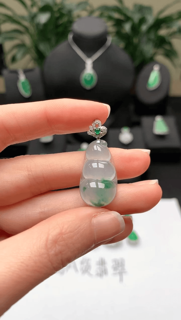 【闪购商品】翡翠颈饰18K金镶嵌飘花福豆