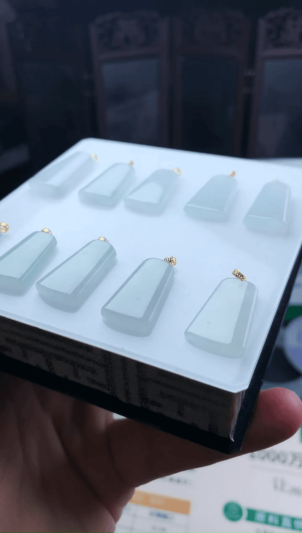 【闪购商品】翡翠吊坠(赠链)18K金镶嵌平小无事牌多样性发1件微瑕