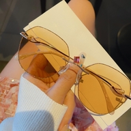 张伊逸的眼镜店